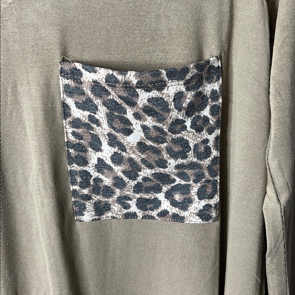 Zenana Long Sleeve V Neck Top with Leopard Pocket in Khaki - NIP - Picture 4 of 7